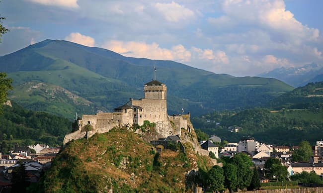 LOURDES: Historia, naturaleza, deporte, gastronomía... y además milagros