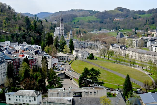 LOURDES: Peregrinaciones... y otros atractivos