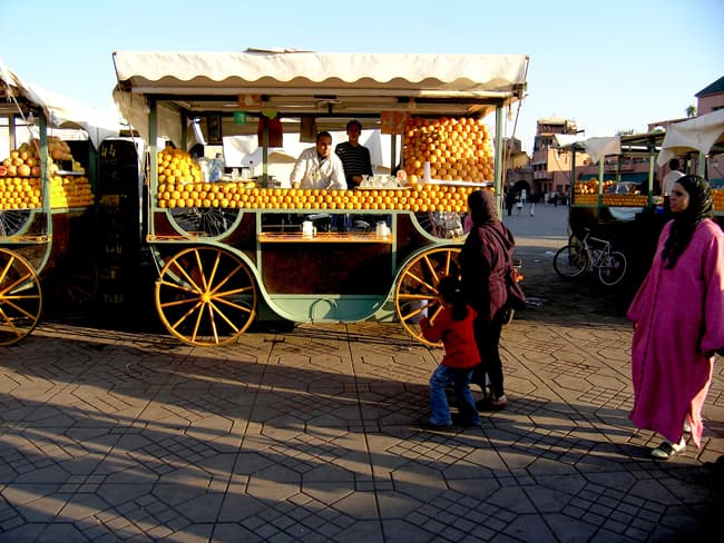 DJEMA LE FNA (MARRAKECH, MARRUECOS): Madames, Messieurs... ¡Comienza el espectáculo!