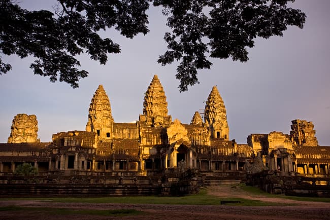 MADRID Y BARCELONA, HACIA CAMBOYA